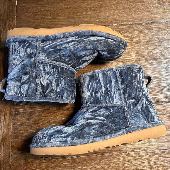 Ugg Classic Mini II in crushed velvet size 6 - Picture 8 of 11